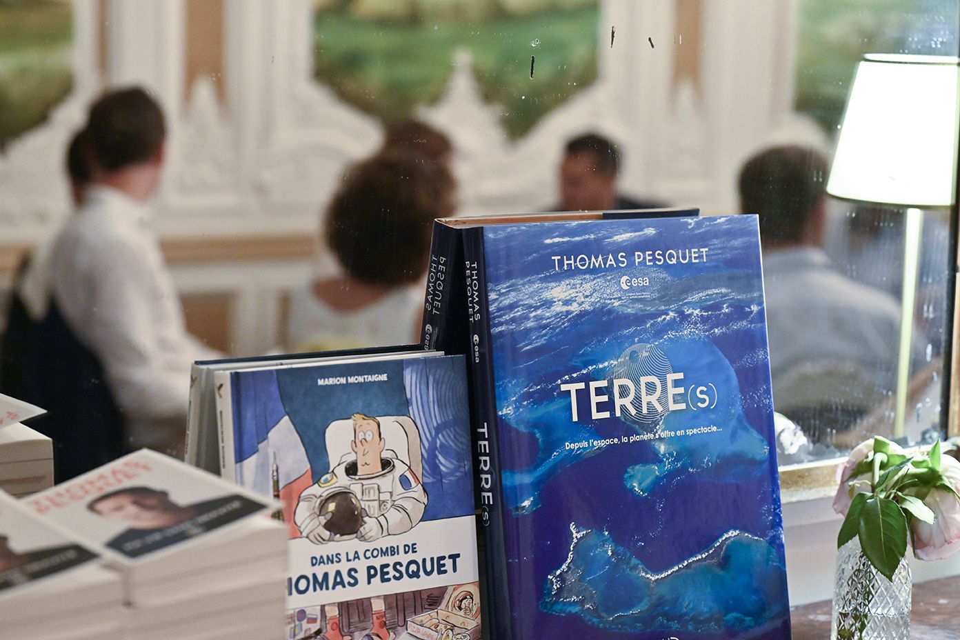 Ouvrages de Thomas Pesquet, dont Terre(s), présentés sur une table du salon